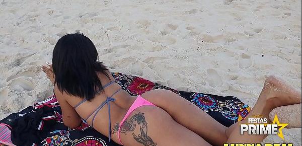  Novinha sozinha na praia de Copacabana Chama a atenção de Pescador tarado , Dj Jump e Festa Prime